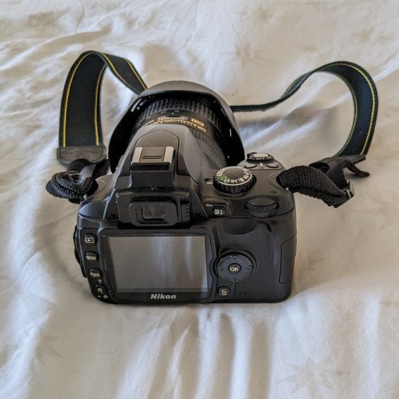 Nikon D40 with 18-200mm lens and camera bag EUC - Picture 7 of 16